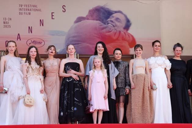 J Montée des marches du film Sound of salling lors du 78ème Festival International du Film de Cannes Luzia Oppermann, Laeni Geiseler, guest, Lea Drinda, Susanne Wüst, Hanna Heckt, Mascha Schilinski, Lena Urzendowsky, Luise Heyer, Louise Peters Montée des marches du film Sound of salling lors du 78ème Festival International du Film de Cannes, au Palais des Festivals à Cannes On may 14th 2025 Jacovides Moreau Bestimage Red carpet for the movie Sound of falling during the 78th Cannes International Film Festival at the Palais des Festivals in Cannes, France On may 14th 2025 Cannes France  Copyright: xJACOVIDES-MOREAUx xBESTIMAGExJACOVIDES-MOREAUx xBESTIMAGEx