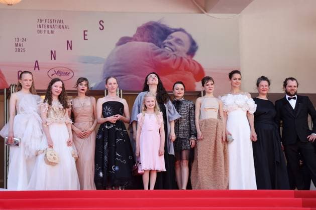 J Montée des marches du film Sound of salling lors du 78ème Festival International du Film de Cannes Luzia Oppermann, Laeni Geiseler, guest, Lea Drinda, Susanne Wüst, Hanna Heckt, Mascha Schilinski, Lena Urzendowsky, Luise Heyer, Louise Peters, Fabian Gamper Montée des marches du film Sound of salling lors du 78ème Festival International du Film de Cannes, au Palais des Festivals à Cannes On may 14th 2025 Jacovides Moreau Bestimage Red carpet for the movie Sound of falling during the 78th Cannes International Film Festival at the Palais des Festivals in Cannes, France On may 14th 2025 Cannes France  Copyright: xJACOVIDES-MOREAUx xBESTIMAGExJACOVIDES-MOREAUx xBESTIMAGEx