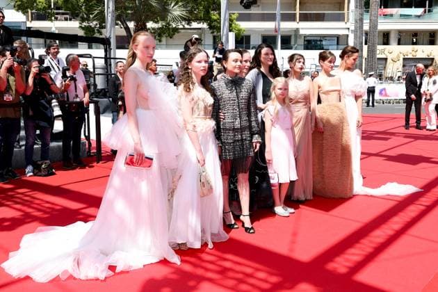J Montée des marches du film Sound of salling lors du 78ème Festival International du Film de Cannes Luzia Oppermann, Laeni Geiseler, Lena Urzendowsky, Susanne Wüst, Mascha Schilinski, Hanna Heckt, guest, Lea Drinda, Luise Heyer Montée des marches du film Sound of salling lors du 78ème Festival International du Film de Cannes, au Palais des Festivals à Cannes On may 14th 2025 Jacovides Moreau Bestimage Red carpet for the movie Sound of falling during the 78th Cannes International Film Festival at the Palais des Festivals in Cannes, France On may 14th 2025 Cannes France  Copyright: xJACOVIDES-MOREAUx xBESTIMAGExJACOVIDES-MOREAUx xBESTIMAGEx