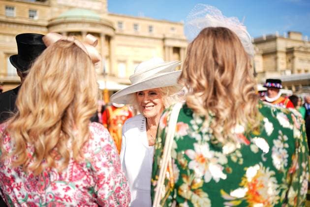 Entertainment Themen der Woche KW20 Entertainment Bilder des Tages Education and Skills Garden Party at Buckingham Palace Queen Camilla meets members of the public at the Education and Skills Garden Party at Buckingham Palace, London. Picture date: Wednesday May 14, 2025. PA Photo. See PA story ROYAL Garden., Credit:Aaron Chown Avalon UK, London  Copyright: xAaronxChownx xAvalonx 0999070568