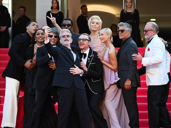 Internationale Filmfestspiele von Cannes, Mission Impossible - The Final Reckoning Premiere Cannes, 78th Cannes Film Festival 2025 - evening 2 - Group Selfie on the Red Carpet of the film Mission Impossible - The Final Reckoning Cannes, 78th Cannes Film Festival 2025 - evening 2 - Red Carpet of the film Mission Impossible - The Final Reckoning . In the photo Group Selfie for the cast Tramell Tillman, Hayley Atwell, Tom Cruise, Esai Morales, Hannah Waddingham, Greg Tarzan Davis, Christopher McQuarrie, Simon Pegg, Angela Bassett, Pom Klementieff Cannes Cannes France  Copyright: xIPA ABACAx