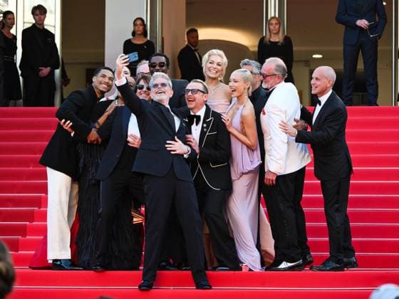 Internationale Filmfestspiele von Cannes, Mission Impossible - The Final Reckoning Premiere Cannes, 78th Cannes Film Festival 2025 - evening 2 - Group Selfie on the Red Carpet of the film Mission Impossible - The Final Reckoning Cannes, 78th Cannes Film Festival 2025 - evening 2 - Red Carpet of the film Mission Impossible - The Final Reckoning . In the photo Group Selfie for the cast Tramell Tillman, Hayley Atwell, Tom Cruise, Esai Morales, Hannah Waddingham, Greg Tarzan Davis, Christopher McQuarrie, Simon Pegg, Angela Bassett, Pom Klementieff Cannes Cannes France  Copyright: xIPA ABACAx