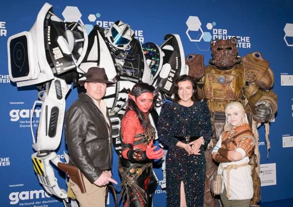 Entertainment, Presentation of the German Computer Game Award 2025 14 05 2025, xdanx, Entertainment, Presentation of the German Computer Game Award 2025 emspor, v l Cosplayer and Federal Minister of Research, Technology and Space Dorothee Baer at the presentation of the German Computer Game Award 2025 at the Funkturm Berlin Berlin Palais am Funkturm Berlin Germany EN Copyright: xDanielxLakomskix