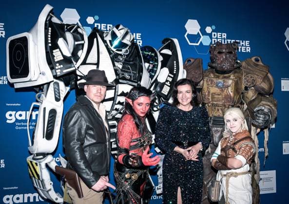 Entertainment, Presentation of the German Computer Game Award 2025 14 05 2025, xdanx, Entertainment, Presentation of the German Computer Game Award 2025 emspor, v l Cosplayer and Federal Minister of Research, Technology and Space Dorothee Baer at the presentation of the German Computer Game Award 2025 at the Funkturm Berlin Berlin Palais am Funkturm Berlin Germany EN Copyright: xDanielxLakomskix