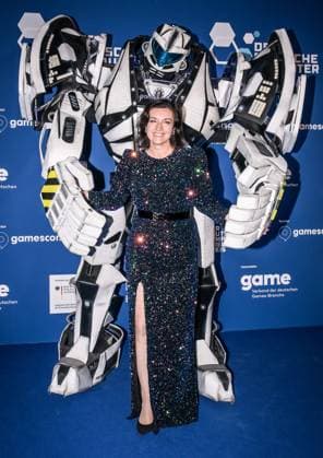 Entertainment, Presentation of the German Computer Game Award 2025 14 05 2025, xdanx, Entertainment, Presentation of the German Computer Game Award 2025 emspor, v l Gamescom Bot with Federal Minister of Research, Technology and Space Dorothee Baer at the presentation of the German Computer Game Award 2025 at the Funkturm Berlin Berlin Palais am Funkturm Berlin Germa Copyright: xDanielxLakomskix