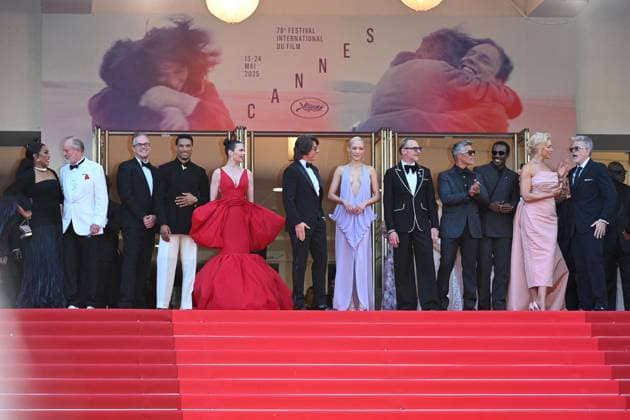Internationale Filmfestspiele von Cannes, Mission Impossible - The Final Reckoning Premiere Cannes, 78th Cannes Film Festival 2025 - evening 2 - Red Carpet premiere of the film Mission: Impossible – The Final Reckoning Cannes, 78th Cannes Film Festival 2025 - evening 2 - Red Carpet premiere of the film Mission: Impossible – The Final Reckoning In the photo: Angela Bassett, Erik Jendresen, Eddie Hamilton, Greg Tarzan Davis, Hayley Atwell, Tom Cruise, Pom Klementieff, Simon Pegg, Esai Morales, Tramell Tillman, Hannah Waddingham, Christopher McQuarrie Cannes France Copyright: xIPA ABACAx