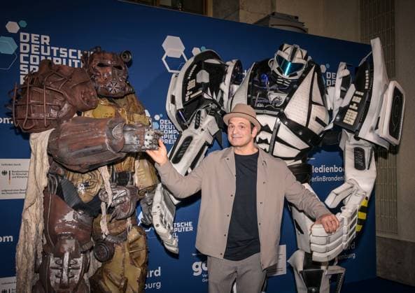 Entertainment, Presentation of the German Computer Game Award 2025 14 05 2025, xdanx, Entertainment, Presentation of the German Computer Game Award 2025 emspor, v l Cosplayer and Kaya Yanar at the presentation of the German Computer Game Award 2025 at the Funkturm Berlin Berlin Palais am Funkturm Berlin Germany EN Copyright: xDanielxLakomskix
