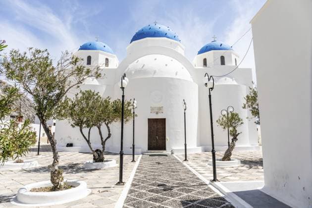 Blaue Kirchenkuppeln, Kirche Timios Stavros, Perissa, Insel Santorini, Kykladen, Griechenland, Europa Blue church domes, Timios Stavros church, Perissa, Santorini island, Cyclades, Greece, Europe Copyright: imageBROKER Karl-HeinzxSchein ibxksc13425302.jpg