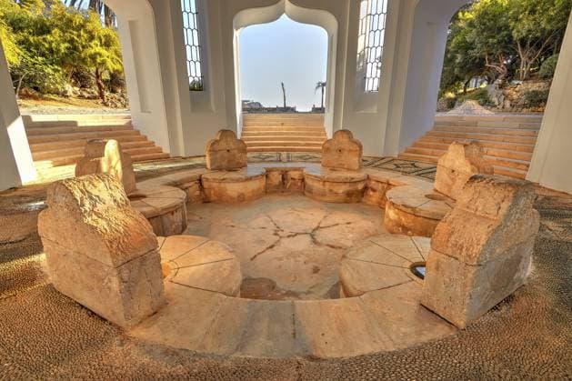 IMAGO Creative, Herbst, Reiseziel, Dodekanes, Griechische Inseln Ein offener Rundbau mit zentralen Steinsitzen und dekorierten Wänden, bietet Licht und entdecken der Umgebung, Pavillon, Kalithea, Kallithea, Thermen, Thermalbad, Badeanlage, Rhodos, Dodekanes, Griechische Inseln, Griechenland, Europa An open circular building with central stone seats and decorated walls, offers light and discover the surroundings, pavilion, Kalithea, Kallithea, thermal baths, thermal bath, bathing complex, Rhodes, Dodecanese, Greek Islands, Greece, Europe Copyright: imageBROKER RalfxAdler ibxraa13582931.jpg