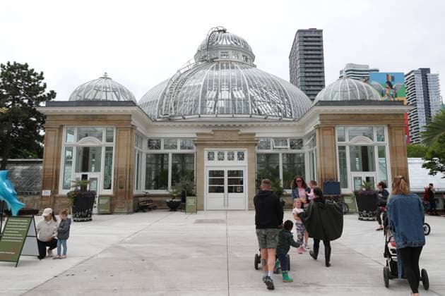 Allan Garden Reopening In Toronto, Canada People walk outside of the Palm House at Allan Gardens, which reopens to the public in Toronto, Canada, on May 14, 2025, after extensive restoration. Toronto Canada  Copyright: xArrushxChoprax originalFilename: chopra-notitle250515_npdi3.jpg