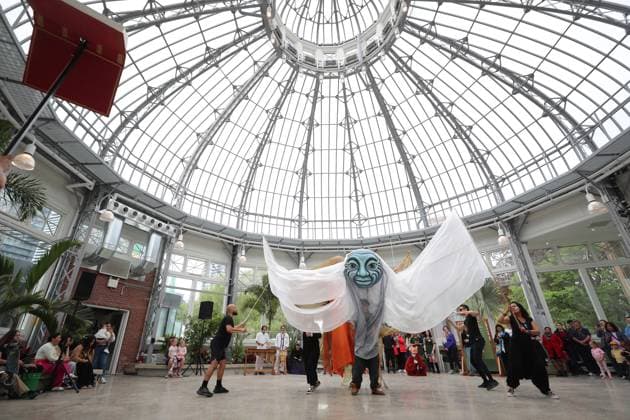 Allan Garden Reopening In Toronto, Canada Artists from the Red Pepper Spectacle Arts group perform a puppet show at the reopening of The Palm House at Allan Gardens Conservatory in Toronto, Canada, on May 14, 2025. Toronto Canada  Copyright: xArrushxChoprax originalFilename: chopra-notitle250515_npnZ0.jpg