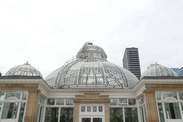 Allan Garden Reopening In Toronto, Canada People walk outside of the Palm House at Allan Gardens, which reopens to the public in Toronto, Canada, on May 14, 2025, after extensive restoration. Toronto Canada  Copyright: xArrushxChoprax originalFilename: chopra-notitle250515_npRLn.jpg