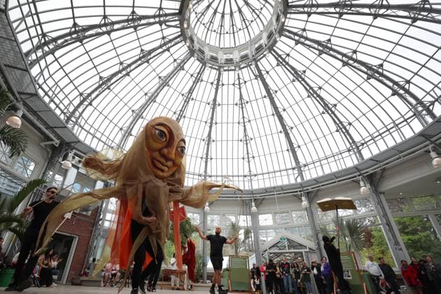 Allan Garden Reopening In Toronto, Canada Artists from the Red Pepper Spectacle Arts group perform a puppet show at the reopening of The Palm House at Allan Gardens Conservatory in Toronto, Canada, on May 14, 2025. Toronto Canada  Copyright: xArrushxChoprax originalFilename: chopra-notitle250515_npS1t.jpg