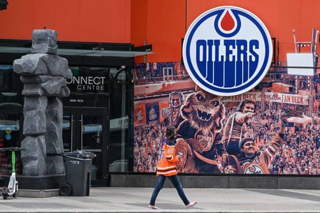 Daily Life In Edmonton EDMONTON, CANADA MAY 14: A fan wearing an Oilers jersey passes the Oilers Official shop displaying the team logo in downtown Edmonton ahead of Game 5 in the second round of the Stanley Cup Playoffs between the Oilers and the Vegas Golden Knights, on May 14, 2025, in Edmonton, Alberta, Canada. Edmonton Canada  Copyright: xArturxWidakx originalFilename: widak-dailylif250514_np5TQ.jpg