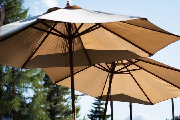 IMAGO Creative, Jahreszeit Sommer, Hitze Cafe Restaurant Strand Sonnenschirm Outdoor cafe restaurant beach parasol umbrella for shades park decoration (License=RF) Copyright: xZoonar.com IgorxZakirovx 23402618
