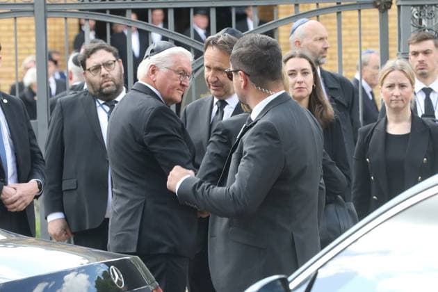 Bilder des Jahres 2025, News 05 Mai News Themen der Woche KW20 Beerdigung von Margot Friedländer Frank Walter Steinmeier bei der Ankunft zur Beerdigung von Margot Friedländer in Berlin Berlin Deutschland *** Funeral of Margot Friedländer Frank Walter Steinmeier arriving at the funeral of Margot Friedländer in Berlin Berlin Germany Copyright: xMatthiasxGränzdörferx