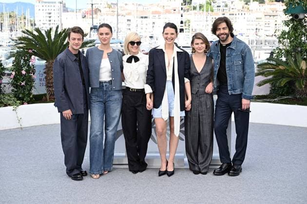Cannes - Qui Brille au Combat Photocall Actresses Suzu Hirose, Sarah Pachoud, Angelina Woreth, Mélanie Laurent, and Josephine Japy, actors Pierre-Yves Cardinal and Félix Kysyl attend the Qui Brille au Combat (The Wonderers) photocall as part of the 78th Cannes Film Festival in Cannes, France on May 15, 2025. Photo by David Niviere ABACAPRESS.COM Cannes Provence-Alpes-Cote d Azur France  Copyright: xNivierexDavid ABACAPRESS.COMx