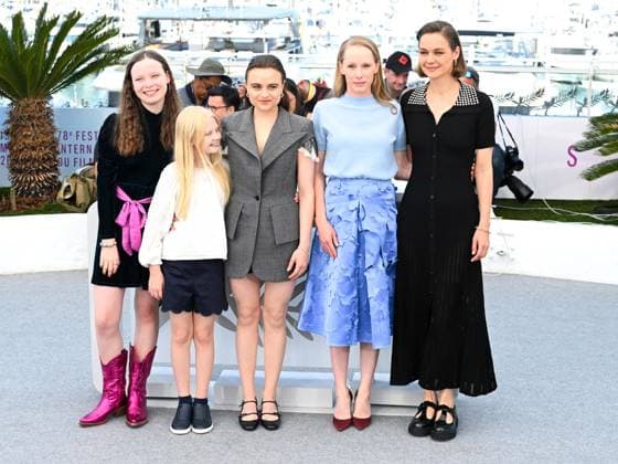 Cannes, 78th Cannes Film Festival 2025 - day 3 - Photocall of the film Sound of Falling . Cannes, 78th Cannes Film Festival 2025 - day 3 - Photocall of the film Sound of Falling . In the picture Luise Heyer, Laeni Geiseler, Mascha Schilinski, Susanne Wüst, Hanna Heckt, Lena Urzendowsky and Filip Schnack Cannes Cannes France  Copyright: xIPA ABACAx