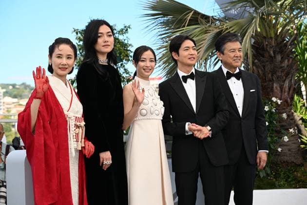 CINEMA : 78eme Festival de Cannes - Photocalls - 15 05 2025 CANNES, FRANCE - 15 MAI (G-D) : Yoh YOSHIDA, Actrice, Camilla AIKO, Actrice, Suzu HIROSE, Actrice, Kouhei MATSUSHITA, Acteur, Tomokazu MIURA, Acteur, lors du photocall du film « A Pale View of Hills » Un Certain Regard » lors du 78eme Festival de Cannes au Palais des Festivals le 15 mai 2025 à Cannes, France. CannesFrance Copyright: xValentinaxClaretx