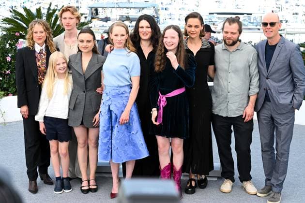 Cannes, Cannes, France: Cannes, 78th Cannes Film Festival 2025 - day 3 - Photocall of the film Sound of Falling. In the picture Luise Heyer, Laeni Geiseler, Mascha Schilinski, Susanne Wüst, Hanna Heckt, Lena Urzendowsky and Filip Schnack Cannes France  - ZUMAp169 20250515_zea_p169_060 Copyright: xAlbertoxTerenghix