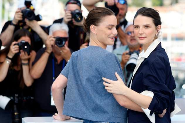 Angelina Woreth and Josephine Japy at the photocall for the feature film Qui brille au combat The Wonderers at the Festival de Cannes 2025 78 Cannes International Film Festival at the Palais des Festivals Cannes, 15 05 2025 Foto:xD.xBedrosianx xFuturexImagex wonderers_5523