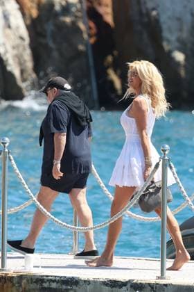 Cannes - Victoria Silvstedt at the Eden Roc Victoria Silvstedt with husband Maurice Dabbah arrives to lunch at the Eden Roc restaurant in Cap d Antibes, France on May 15, 2025. Photo by ABACAPRESS.COM Cap d Antibes France  Copyright: xABACAx