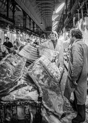 RECORD DATE NOT STATED Smithfield Meat Market, City of London, January 1980. Wholesale meat and poultry traders at work in Smithfield Meat Market, early morning. Copyright:xPeterxThompson HeritagexImagesxPeterxThompsonx IMAGO, ! ACHTUNG: AUFNAHMEDATUM GESCHÄTZT!  Copyright:PeterxThompson HeritagexImagesxPeterxThompsonx IMAGO