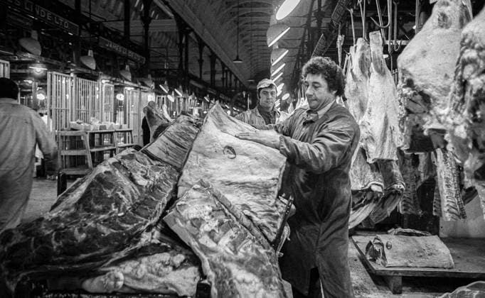 RECORD DATE NOT STATED Smithfield Meat Market, City of London, January 1980. Wholesale meat and poultry traders at work in Smithfield Meat Market, early morning. Copyright:xPeterxThompson HeritagexImagesxPeterxThompsonx IMAGO, ! ACHTUNG: AUFNAHMEDATUM GESCHÄTZT!  Copyright:PeterxThompson HeritagexImagesxPeterxThompsonx IMAGO