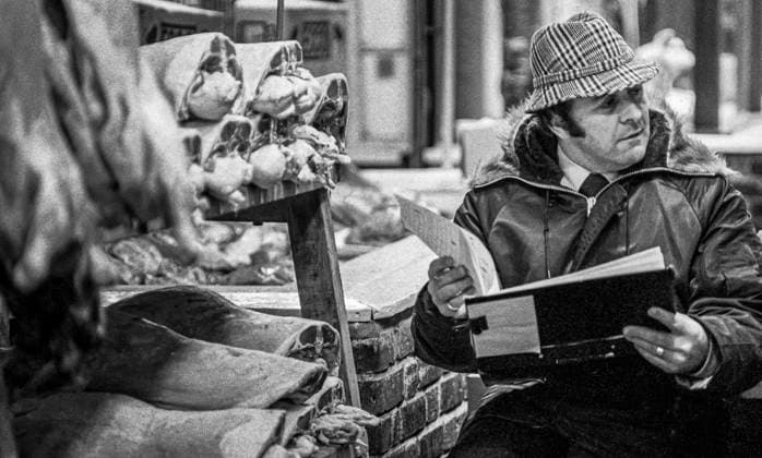 RECORD DATE NOT STATED Smithfield Meat Market, City of London, January 1980. Wholesale meat and poultry traders at work in Smithfield Meat Market, early morning. Copyright:xPeterxThompson HeritagexImagesxPeterxThompsonx IMAGO, ! ACHTUNG: AUFNAHMEDATUM GESCHÄTZT!  Copyright:PeterxThompson HeritagexImagesxPeterxThompsonx IMAGO