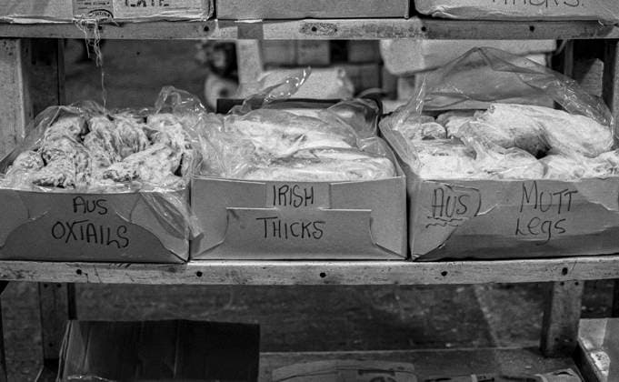 RECORD DATE NOT STATED Smithfield Meat Market, City of London, January 1980. Wholesale meat and poultry traders at work in Smithfield Meat Market, early morning. Copyright:xPeterxThompson HeritagexImagesxPeterxThompsonx IMAGO, ! ACHTUNG: AUFNAHMEDATUM GESCHÄTZT!  Copyright:PeterxThompson HeritagexImagesxPeterxThompsonx IMAGO