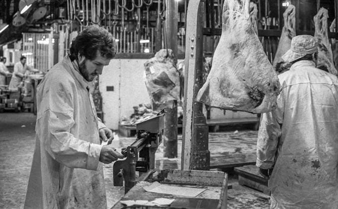 RECORD DATE NOT STATED Smithfield Meat Market, City of London, January 1980. Wholesale meat and poultry traders at work in Smithfield Meat Market, early morning. Copyright:xPeterxThompson HeritagexImagesxPeterxThompsonx IMAGO, ! ACHTUNG: AUFNAHMEDATUM GESCHÄTZT!  Copyright:PeterxThompson HeritagexImagesxPeterxThompsonx IMAGO