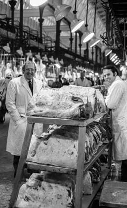 RECORD DATE NOT STATED Smithfield Meat Market, City of London, January 1980. Wholesale meat and poultry traders at work in Smithfield Meat Market, early morning. Copyright:xPeterxThompson HeritagexImagesxPeterxThompsonx IMAGO, ! ACHTUNG: AUFNAHMEDATUM GESCHÄTZT!  Copyright:PeterxThompson HeritagexImagesxPeterxThompsonx IMAGO