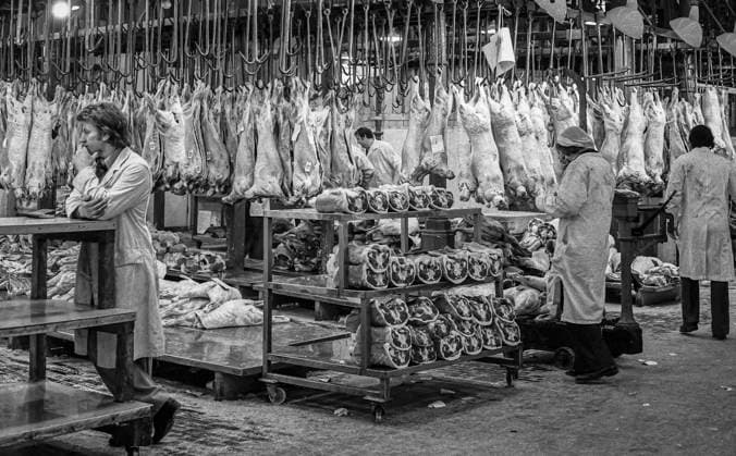 RECORD DATE NOT STATED Smithfield Meat Market, City of London, January 1980. Wholesale meat and poultry traders at work in Smithfield Meat Market, early morning. Copyright:xPeterxThompson HeritagexImagesxPeterxThompsonx IMAGO, ! ACHTUNG: AUFNAHMEDATUM GESCHÄTZT!  Copyright:PeterxThompson HeritagexImagesxPeterxThompsonx IMAGO