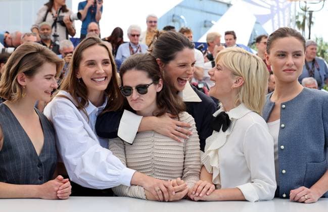 Entertainment Bilder des Tages Photocall for the film Qui Brille Au Combat at the 78th Cannes International Film Festival Angelina Woreth, Mélanie Laurent, Joséphine Japy and her sister Bertille, Sarah Pachoud Photocall for the film Qui Brille Au Combat at the 78th Cannes International Film Festival, May 15, 2025 Moreau Jacovidès Bestimage Photocall for The Wonderers at the 78th Cannes International Film Festival Cannes France  Copyright: xJACOVIDES-MOREAUx xBESTIMAGExJACOVIDES-MOREAUx xBESTIMAGEx