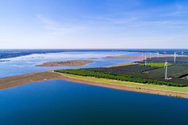 Cottbuser Ostsee DEU Deutschland Brandenburg Cottbus Merzdorf, 13.05.2025, Cottbuser Ostsee - durch Flutung des ehemaligen Braunkohletagebaus Cottbus-Nord entsteht der Cottbuser Ostsee . Der zukuenftige Cottbuser Ostsee wird gegenwaertig durch das Lausitzer Bergbauunternehmen LEAG geflutet - bis Mitte der 2020er Jahre entsteht ein 1900 Hektar grosser See am Rand der Stadt Cottbus. Luftaufnahme mit einer Drohne. *** Cottbuser Ostsee DEU Germany Brandenburg Cottbus Merzdorf, 13 05 2025, Cottbuser Ostsee The future Cottbuser Ostsee is currently being flooded by the Lusatian mining company LEAG by the mid-2020s, a 1900-hectare lake will be created on the outskirts of the city of Cottbus Aerial view with a drone AF_CB_Ostsee_66337.jpeg