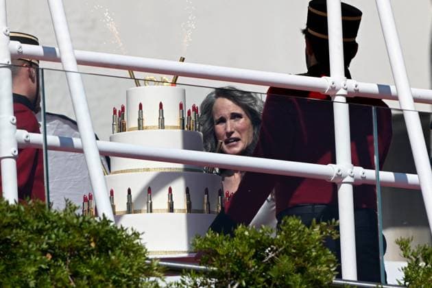 Cannes - Andy Macdowell During Photo Session Andie MacDowell celebrates 40 years of collaboration with L Oréal during a photo shoot outside the Hotel Le Martinez on May 15, 2025 in Cannes, France. Photo by Florian Poitout ABACAPRESS.COM Cannes France  Copyright: xPoitoutxFlorian ABACAx