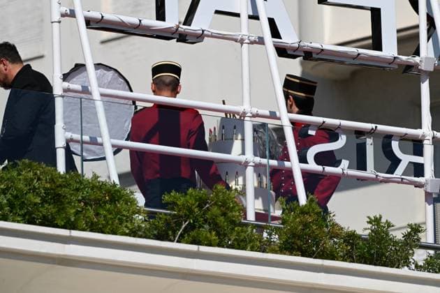 Cannes - Andy Macdowell During Photo Session Andie MacDowell celebrates 40 years of collaboration with L Oréal during a photo shoot outside the Hotel Le Martinez on May 15, 2025 in Cannes, France. Photo by Florian Poitout ABACAPRESS.COM Cannes France  Copyright: xPoitoutxFlorian ABACAx