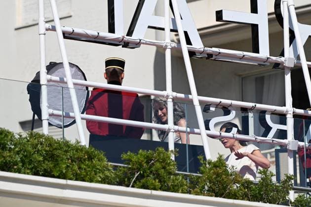 Cannes - Andy Macdowell During Photo Session Andie MacDowell celebrates 40 years of collaboration with L Oréal during a photo shoot outside the Hotel Le Martinez on May 15, 2025 in Cannes, France. Photo by Florian Poitout ABACAPRESS.COM Cannes France  Copyright: xPoitoutxFlorian ABACAx