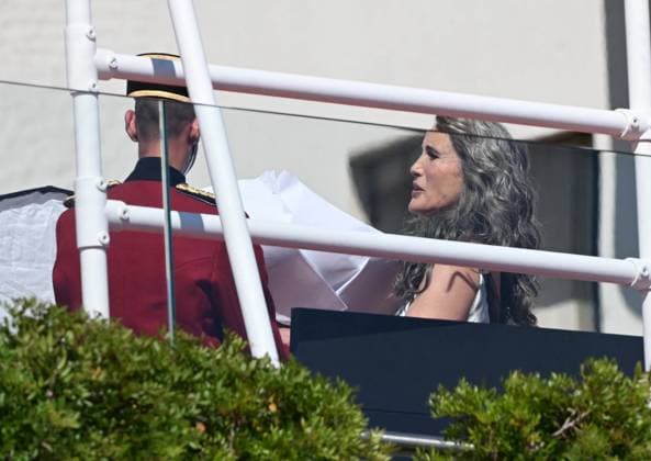 Cannes - Andy Macdowell During Photo Session Andie MacDowell celebrates 40 years of collaboration with L Oréal during a photo shoot outside the Hotel Le Martinez on May 15, 2025 in Cannes, France. Photo by Florian Poitout ABACAPRESS.COM Cannes France  Copyright: xPoitoutxFlorian ABACAx