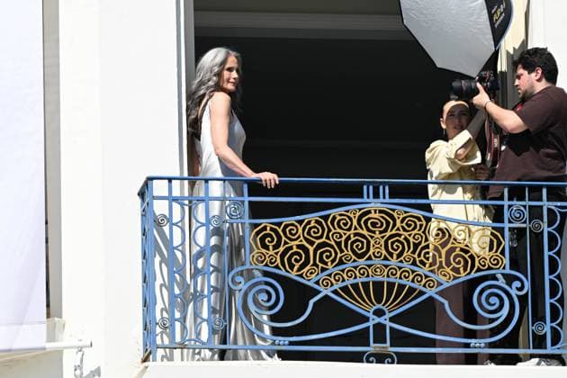 Cannes - Andy MacDowell On Hotel Martinez Balcony Andy MacDowell during a photo shoot on the balcony of a room at the Martinez Hotel, on May 15, 2025, in Cannes, France. Photo by Florian Poitout ABACAPRESS.COM Cannes France  Copyright: xPoitoutxFlorian ABACAx
