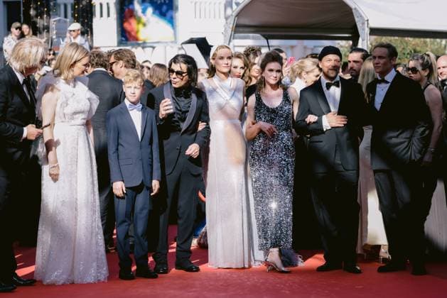 78eme Festival International du Film de Cannes Montée des marchesdu film Dossier 137 78th International Cannes Film Festival Red Carpet of Dossier 137 movie 444307 2025 05 15 Alpes Maritimes Cannes France Kruger, Diane Buck, Detlev Tonke, Laura Akin, Fatih Hagmeister, Lisa Jessen, Lars Schweighofer, Matthias  Copyright: xTerencexBaelenx STAR_444307_049