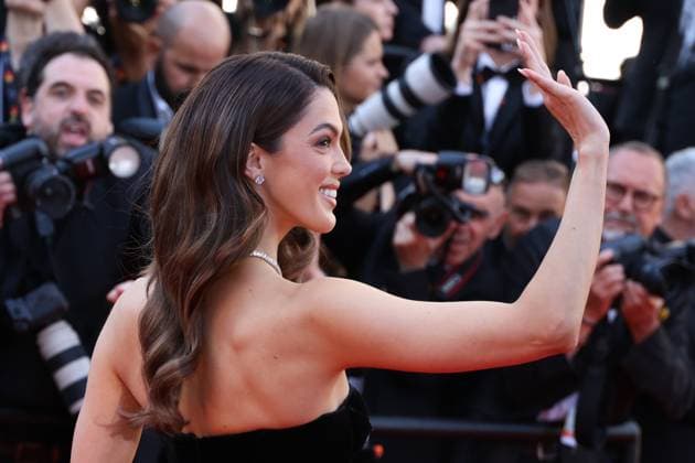78eme Festival International du Film de Cannes Montée des marches du film Dossier 137 78th Cannes Film Festival Red carpet of the film Dossier 137 Iris Mittenaere 444311 2025 05 15 Cannes France  Copyright: xIsabellexVautierx xStarfacex STAR_444311_015