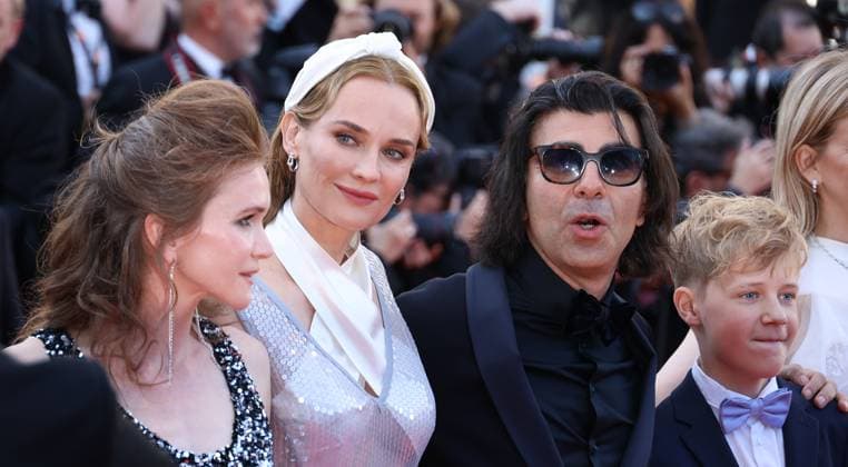 78eme Festival International du Film de Cannes Montée des marches du film Dossier 137 78th Cannes Film Festival Red carpet of the film Dossier 137 Lisa Hagmeister,Diane Kruger, Fatih Akin and Jasper Ole Billerbeck 444311 2025 05 15 Cannes France  Copyright: xIsabellexVautierx xStarfacex STAR_444311_028