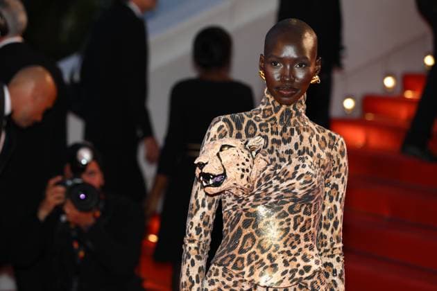 Entertainment Bilder des Tages May 15, 2025, Cannes, Cote D azur, France: A guest wears a leopard print and leopard head dress on the red carpet for the Sirat Premiere screening at the 78th Annual Cannes Film Festival at Palais des Festivals in Cannes, France Cannes France - ZUMAc179 20250515_zep_c179_249 Copyright: xMickaelxChavetx