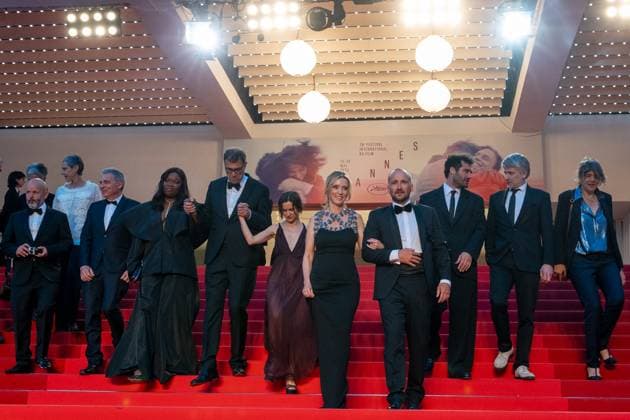 78eme Festival International du Film de Cannes Montée des marches du film Sirat Festival de Cannes 2025 Red carpet Sirat 444325 2025 05 15 Cannes France Drucker, Léa Marchand, Gilles Malanda, Guslagie Moll, Dominik Roehrich, Mathilde Turnbull, Jonathan Costa Marini, Theo  Copyright: xEstellexCarlierx xStarfacex STAR_444325_012