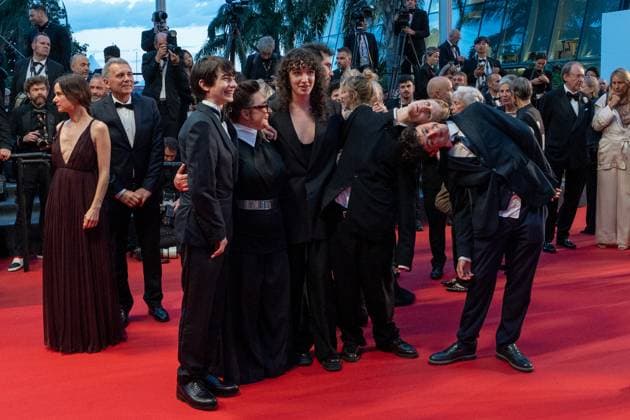 78eme Festival International du Film de Cannes Montée des marches du film Sirat Festival de Cannes 2025 Red carpet Sirat 444325 2025 05 15 Cannes France Colombo, Sandra Campagne, Valentin Peronnet, Come Machado Graner, Solan Riu, Mathilde  Copyright: xEstellexCarlierx xStarfacex STAR_444325_017