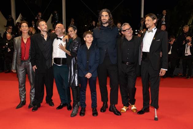 B Montée des marches du film Sirat lors du 78ème Festival International du Film de Cannes Stefania Gadda, Joshua Liam Henderson, Richard Bellamy, Jade Oukid, Bruno Núnez, Óliver Laxe, Sergi Lopez, Tonin Janvier Montée des marches du film Sirat lors du 78ème Festival International du Film de Cannes, au Palais des Festivals à Cannes On may 15th 2025 Olivier Borde Bestimage Red carpet for the movie Sirat during the 78th Cannes International Film Festival at the Palais des Festivals in Cannes, France On may 15th 2025 Cannes France  Copyright: xOLIVIERxBORDEx xBESTIMAGExOLIVIERxBORDEx xBESTIMAGEx