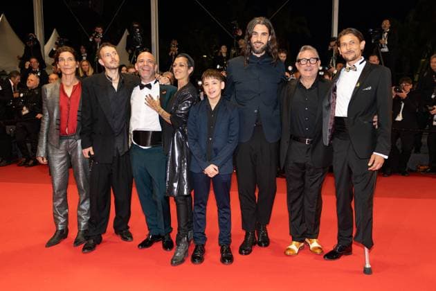 B Montée des marches du film Sirat lors du 78ème Festival International du Film de Cannes Stefania Gadda, Joshua Liam Henderson, Richard Bellamy, Jade Oukid, Bruno Núnez, Óliver Laxe, Sergi Lopez, Tonin Janvier Montée des marches du film Sirat lors du 78ème Festival International du Film de Cannes, au Palais des Festivals à Cannes On may 15th 2025 Olivier Borde Bestimage Red carpet for the movie Sirat during the 78th Cannes International Film Festival at the Palais des Festivals in Cannes, France On may 15th 2025 Cannes France  Copyright: xOLIVIERxBORDEx xBESTIMAGExOLIVIERxBORDEx xBESTIMAGEx