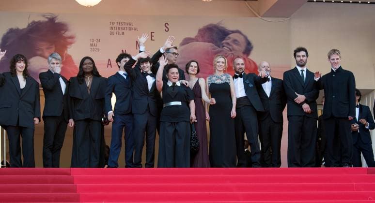 78eme Festival International du Film de Cannes Montée des marchesdu film Dossier 137 78th International Cannes Film Festival Red Carpet of Dossier 137 movie 444310 2025 05 15 Cannes France Colombo, Sandra Roehrich, Mathilde Drucker, Léa Turnbull, Jonathan Bellamy, Richard Riu, Mathilde Merhar, Stanislas Malanda, Guslagie Campagne, Valentin Moll, Dominik Marchand, Gilles Costa Marini, Theo Machado Graner, Solan Peronnet, Come Copyright: xAnthonyxCarrelx xStarfacex STAR_444310_093