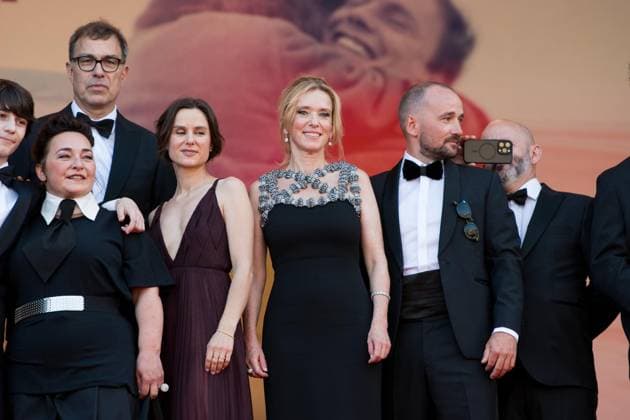 78eme Festival International du Film de Cannes Montée des marchesdu film Dossier 137 78th International Cannes Film Festival Red Carpet of Dossier 137 movie 444310 2025 05 15 Cannes France Colombo, Sandra Roehrich, Mathilde Drucker, Léa Turnbull, Jonathan Bellamy, Richard  Copyright: xAnthonyxCarrelx xStarfacex STAR_444310_095